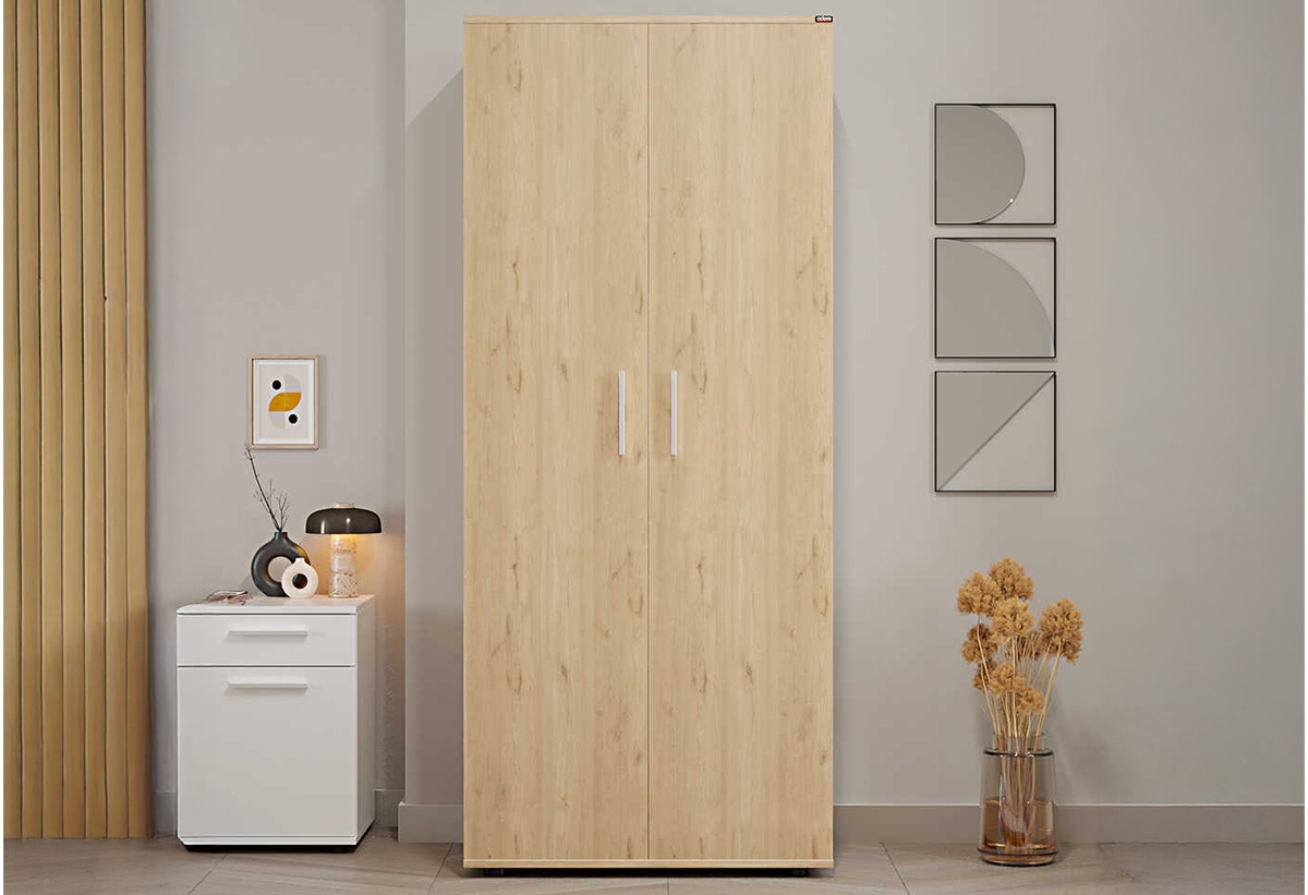 Απεικονίζεται η ντουλάπα σε υπνοδωμάτιο, δίπλα σε άλλα έπιπλα.